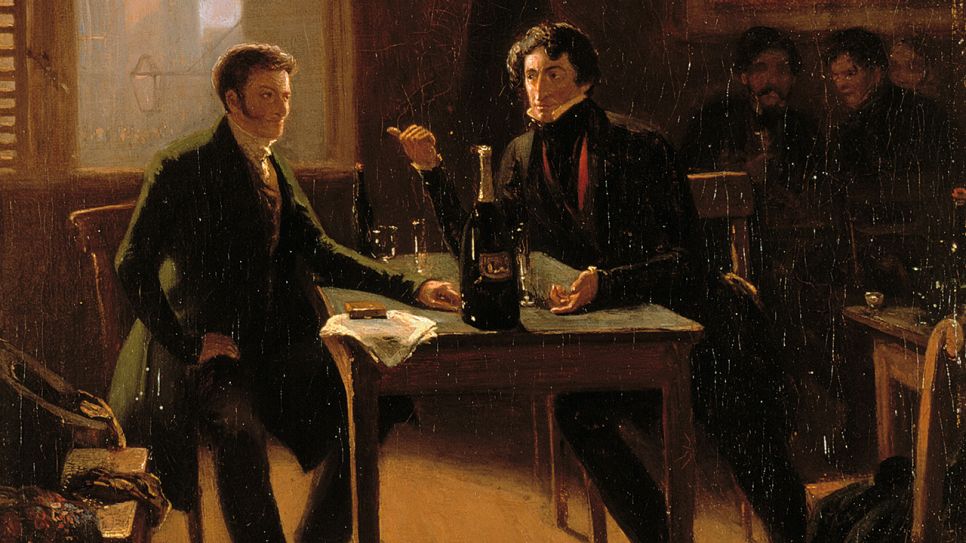 KI generiert: Das Bild zeigt zwei Männer, die an einem Tisch in einem Raum sitzen und sich unterhalten, wobei eine Flasche und Gläser auf dem Tisch stehen. Die Szene vermittelt eine stimmungsvolle Atmosphäre, die auf eine gesellige oder intime Unterhaltung hindeutet.