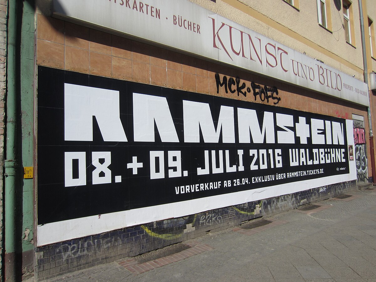 KI generiert: Das Bild zeigt ein Werbeplakat für ein Rammstein-Konzert, das am 8. und 9. Juli 2016 an der Waldbühne stattfand. Der Vorverkauf begann am 26. April.